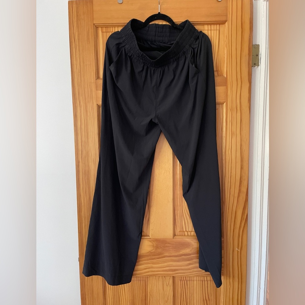 Vuori Villa Wide Leg Pants in Black - Picture 3 of 8